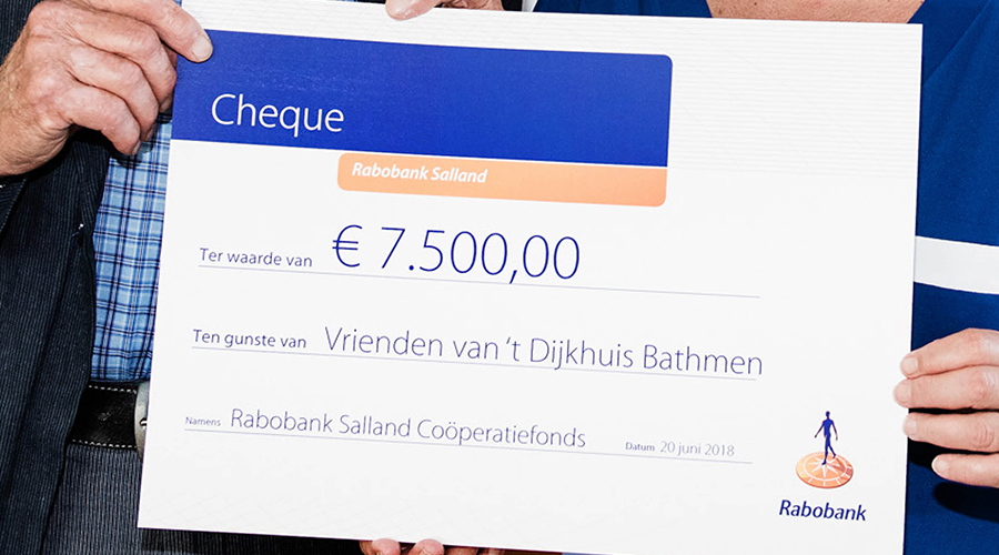Rolstoelbus dankzij een cheque van het Rabobank Coöperatiefonds